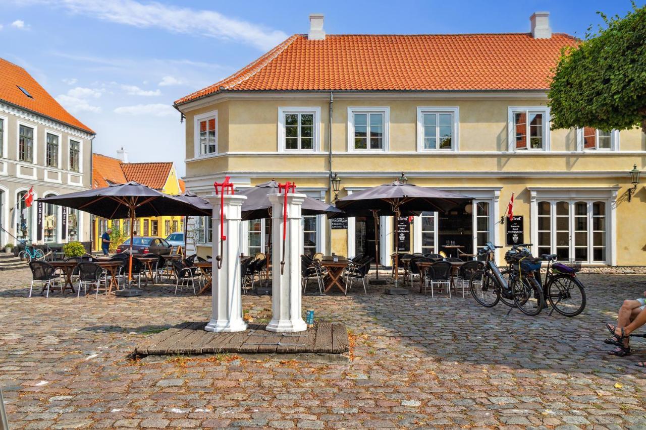 Hotel Pa Torvet Ærøskøbing Exterior foto